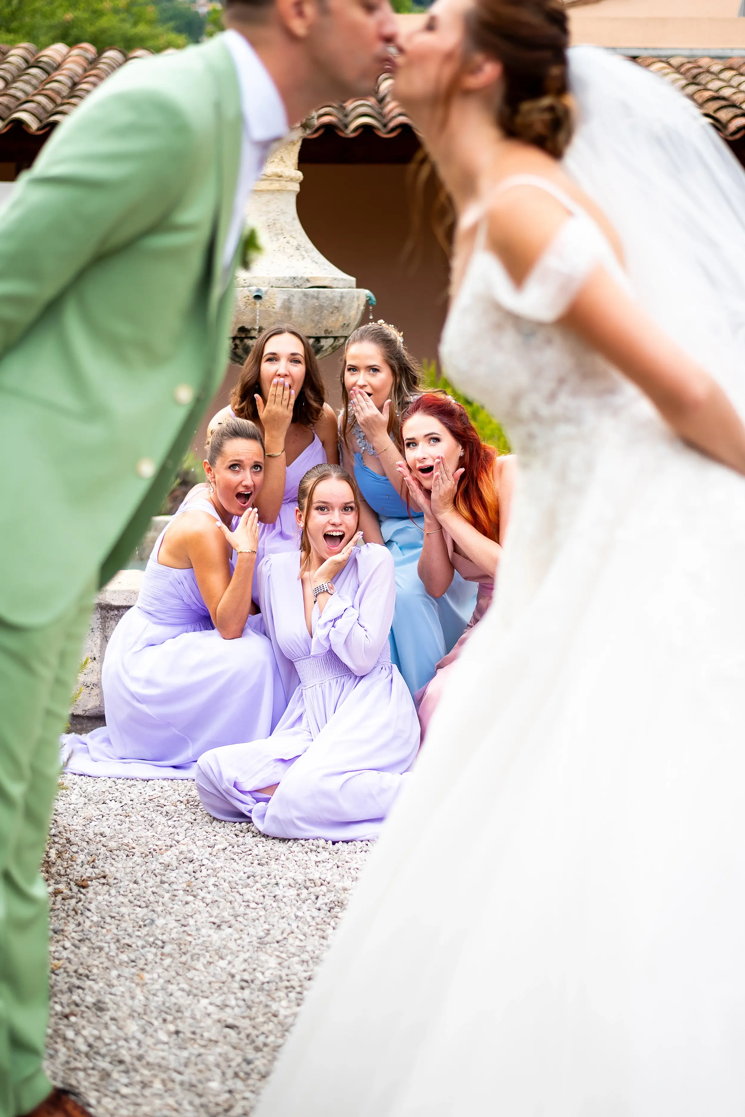Les témoins de la mariés heureuses pour les jeunes mariés